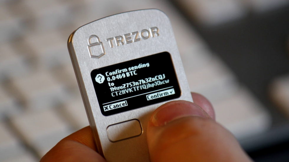 Chuyển Bitcoin vào ví lạnh Trezor