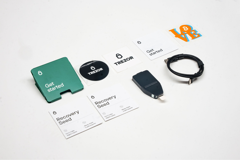 Thiết bị v&agrave; phụ kiện b&ecirc;n trong Trezor Safe 3