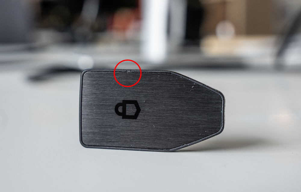 Phần viền của Trezor Safe 3 c&oacute; thể hơi th&ocirc; hoặc xuất hiện đường r&aacute;p nhẹ do qu&aacute; tr&igrave;nh đ&uacute;c khu&ocirc;n nhựa trong sản xuất 