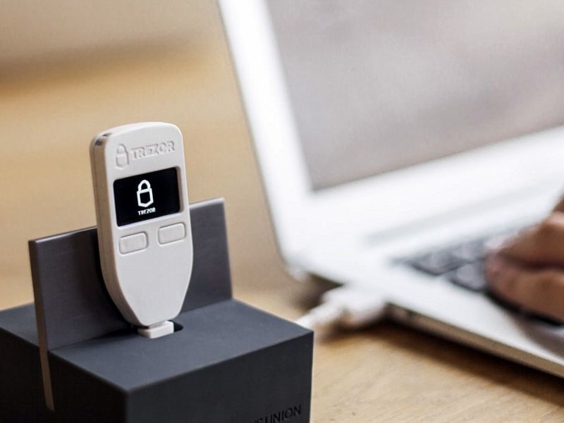 V&iacute; cứng lưu Private Key offline an to&agrave;n nhất, chống hack tốt v&agrave; c&oacute; thể kh&ocirc;i phục bằng seed phrase
