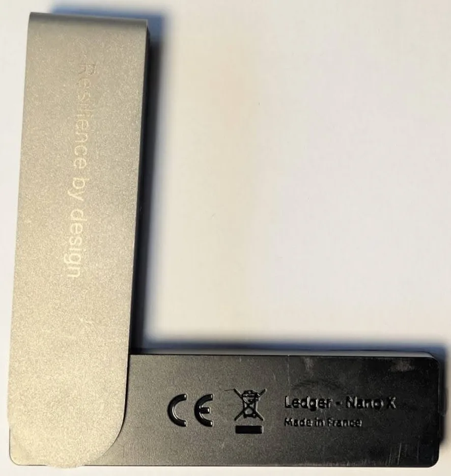 Mặt sau Ledger Nano X